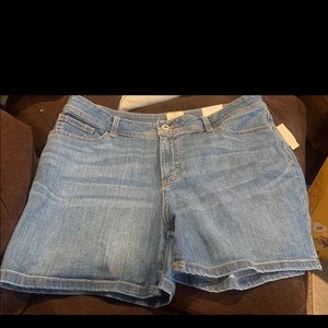 NWT STJOHN'S BAY LIGHT WASH size 16 CONSTRUCTED TO SECRETLY MINIMIZE YOUR SHAPE